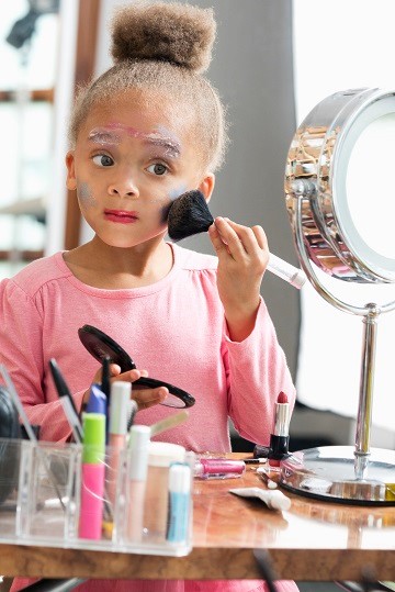 Являются ли продукты для макияжа и краска для лица на Хеллоуин опасными для детей?