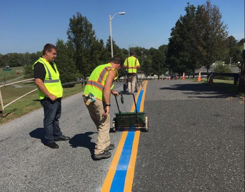 В Нью-Джерси на дороги наносят дополнительные голубые линии дорожной разметки