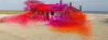 Баллончики с краской преобразили заброшенный домик на пляже в произведение искусства
