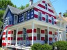 Американец покрасил свой дом в цвета американского флага в знак протеста